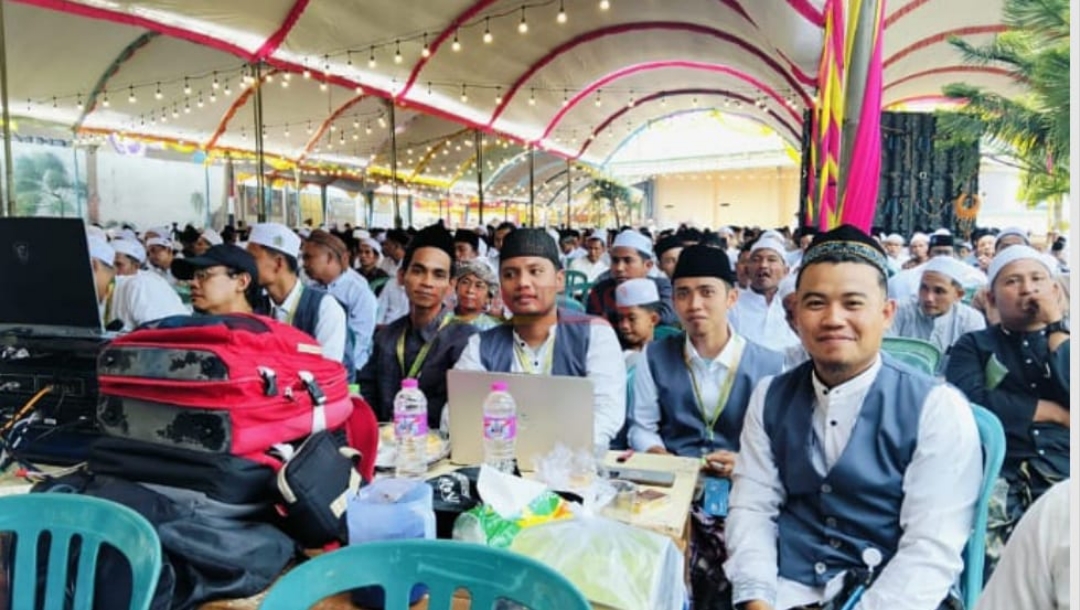 FOTO: Lautan jamaah padati ponpes An-Naqsyabandiyah. di Dusun Sorak Desa Bringin Tambelangan Sampang. @by_News9.id