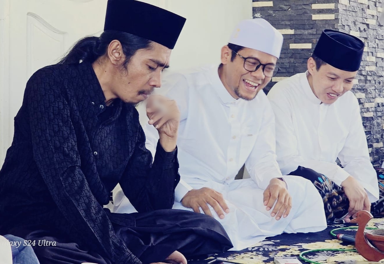 FOTO: Fauzi AS, (kiri) Pengamat Kebijakan Publik, bersama Pengacara senior Sulaisi Abdurrazaq (tengah) Ketua Dewan Pengurus Wilayah (DPW) Asosiasi Pengacara Syari’ah Indonesia (APSI) Jawa Timur dan KH. Ali Fikri, (kanan) Cabup Sumenep tahun 2024. by_News9.id