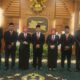 FOTO: Yunus Ali Ghafi (dua dari kanan) asal Desa Bundah, Kecamatan Sreseh, Kabupaten Sampang, Madura, usai dilantik sebagai Komisioner Komisi Penyiaran Indonesia Daerah (KPID) Jawa Timur periode 2025–2028. @by_News9.id