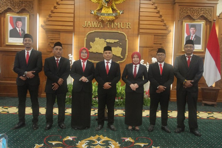 FOTO: Yunus Ali Ghafi (dua dari kanan) asal Desa Bundah, Kecamatan Sreseh, Kabupaten Sampang, Madura, usai dilantik sebagai Komisioner Komisi Penyiaran Indonesia Daerah (KPID) Jawa Timur periode 2025–2028. @by_News9.id