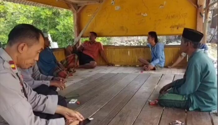 Polsek Pangarengan Sosialisasikan Waspada Korban KMP di Banyuwangi Kepada Nelayan Pesisir Madura