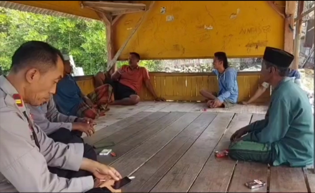 FOTO: Polsek Pangarengan bersama anggota saat menyampaikan imbauan kepada para nelayan di wilayah pesisir. @by_News9.id