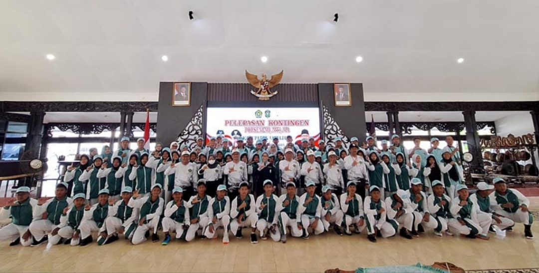 FOTO: 307 personel Kontingen Kabupaten Lumajang resmi diberangkatkan ke ajang Pekan Olahraga dan Seni (Porseni) Madrasah. @by_News9.id