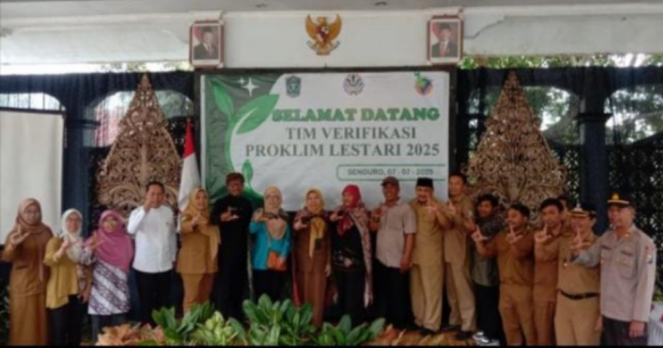 FOTO: Perwakilan dari Dinas Lingkungan Hidup provinsi Jawa Timur, serta kepala DLH kabupaten Lumajang, forkopimca Senduro dan warga. @by_News9.id