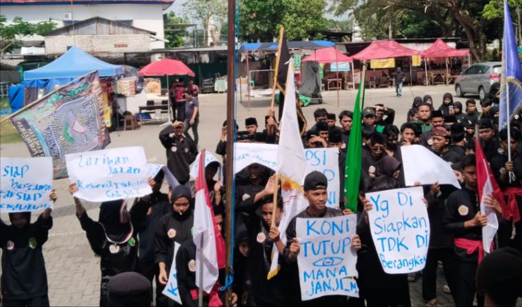 FOTO: Ratusan pesilat dari 16 perguruan silat yang tergabung dalam Ikatan Pencak Silat Indonesia (IPSI) Kabupaten Sampang, saat mendatangi kantor KONI. @by_News9.id