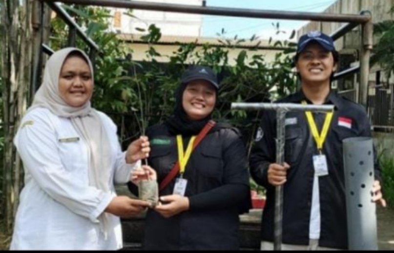 FOTO: Kepala DLH Kab.Lumqjang dg mahasiswa KKN Universitas Gadjah Mada (UGM) di desa Kandang Tepus, kecamatan Senduro. @by_News9.id