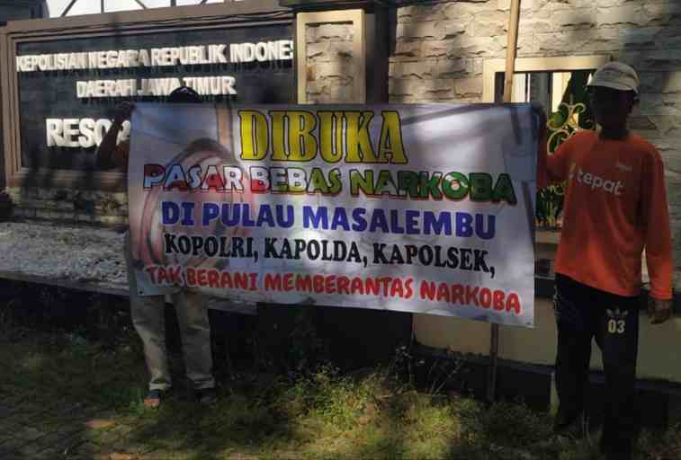 Flyer bertuliskan dibuka pasar bebas narkoba di pulau Masalembu, Sumenep. @by_News9.id