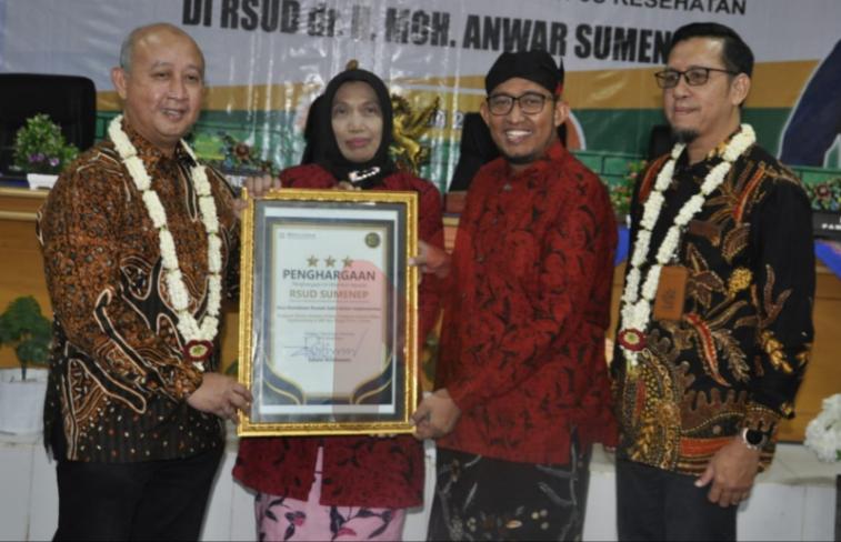 FOTO: Direktur RSUD dr. Moh. Anwar, Dr. Erliyati, M.Kes., (dua dari kiri) bersama Bupati Sumenep, Achmad Fauzi Wongsojudo, S.H., M.H., (dua dari kanan) saat menerima penghargaan. @by_News9.id