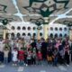 FOTO: Keluaga besar ke empat putri KH.Domiri saat foto bersama di Pelataran Payung Madinah depan Masjid Agung Al-Anwar, Jl. Kh. Wachid Hasyim No.104, Kebonsari, Kec. Panggungrejo, Kota Pasuruan, Jawa Timur. Sabtu, (12/7). @by_News9.id