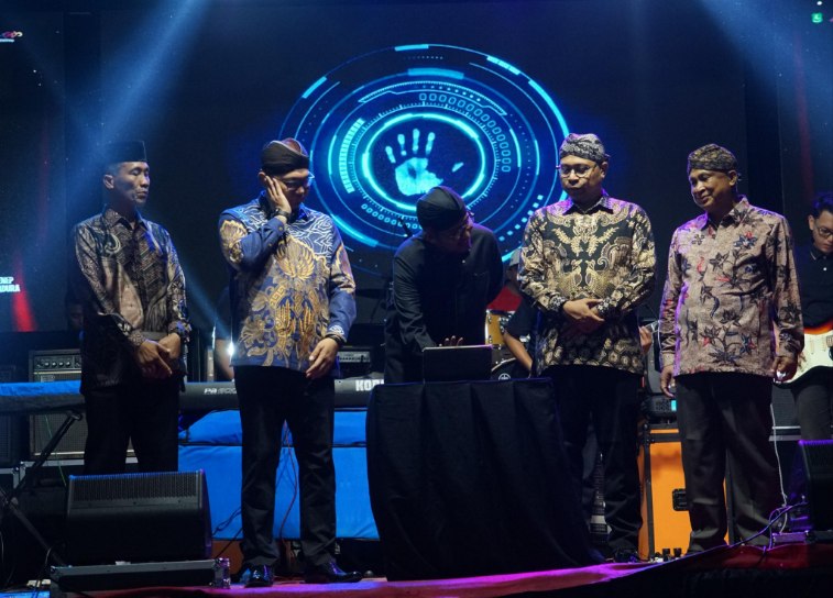 FOTO: Bupati Sumenep, Dr. H. Achmad Fauzi Wongsojudo, saat meresmikan logo Hari Jadi ke-757 tahun 2026. @by_News9.id