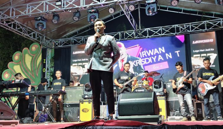 FOTO: Penampilan memukau Irwan Krisdianto, jebolan D’Academy 2 sekaligus artis kebanggaan asli Sumenep. @by_News9.id