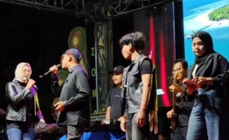 FOTO: Bupati Achmad Fauzi Wongsojudo, saat membawakan lagu 'Tanda Tanya' berhasil mencuri perhatian masyarakat Sumenep. @by_News9.id