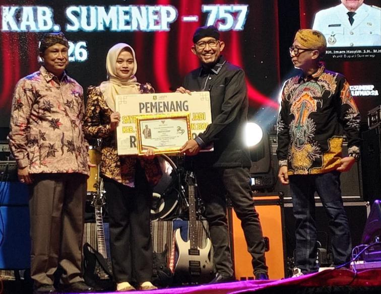 FOTO: Bupati Sumenep, Dr. H. Achmad Fauzi Wongsojudo, saat menyerahkan penghargaan kepada pemenang sayembara desain logo, Anizatus Zairah, warga Kecamatan Bluto. @by_News9.id