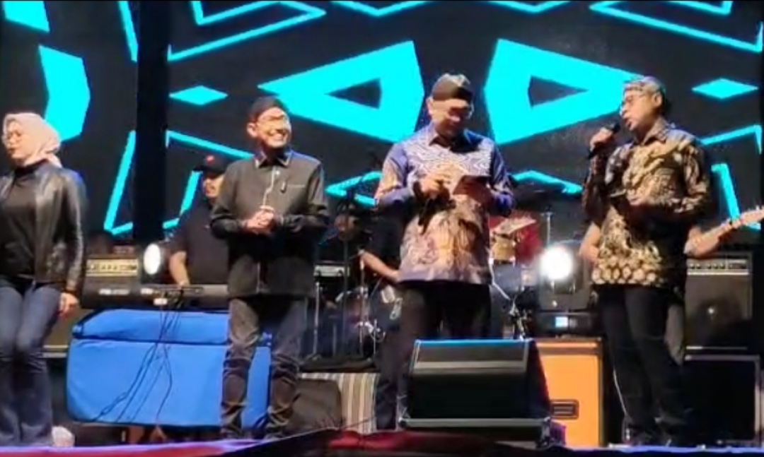 FOTO: Jajaran Forum Koordinasi Pimpinan Daerah (Forkopimda) Kabupaten Sumenep naik ke atas panggung dan membawakan lagu bersama Bupati Achmad Fauzi Wongsojudo. @by_News9.id
