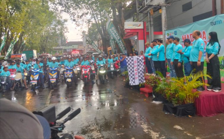 FOTO: Peserta tumpah ruah di ruas jalan protokol kota dalam konvoi sepeda listrik bertajuk Madura EV Day 2025. @by_News9.id