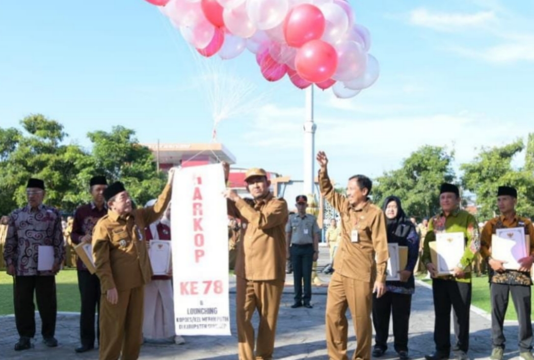 FOTO: Bupati Sumenep Ahmad Fauzi Wongsojudo saat Peluncuran Koperasi Desa/Kelurahan Merah Putih dalam Apel Gabungan di Halaman Kantor Bupati, @by_News9.id
