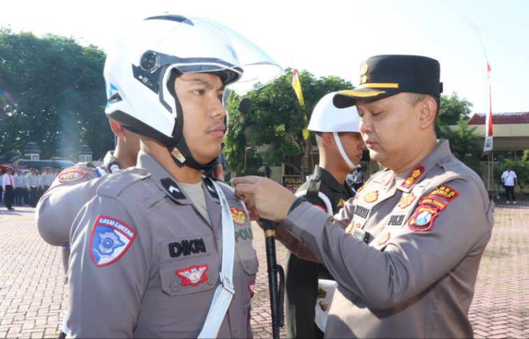 FOTO: Kapolres Sumenep AKBP Rivanda, saat memimpin langsung pelaksanaan Apel Gelar Pasukan Operasi Patuh Semeru 2025. @by_News9.id