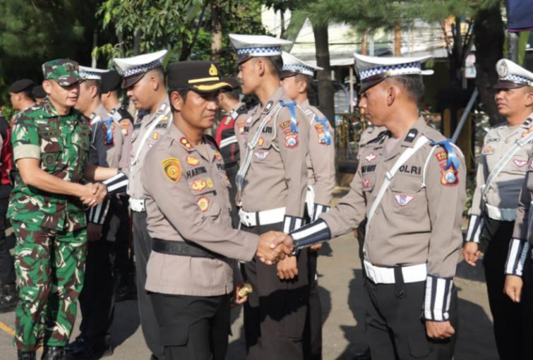 FOTO: Kapolres Sampang, AKBP Hartono, S.Pd, M.M., memimpin langsung apel. @by_News9.id