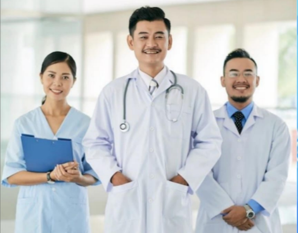 FOTO: Tiga Dokter spesialis, di antaranya putra asli kepulauan, dan satu lagi dari wilayah daratan. @by_News9.id