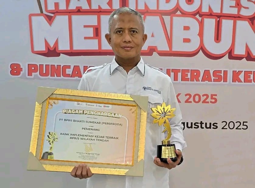 FOTO: Direktur Utama BPRS Bhakti Sumekar, Hairil Fajar, saat menerima penghargaan sebagai Bank Implementasi KEJAR Terbaik kategori BPR/S Wilayah Tengah dalam ajang KEJAR Award 2025. @by_News9.id