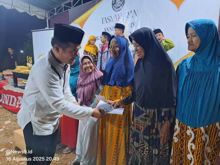 FOTO: Kepala Baznas Kabupaten Sumenep, Abd. Rahman, saat memberikan santunan kepada anak yatim dan kaum dhuafa, @by_News9.id