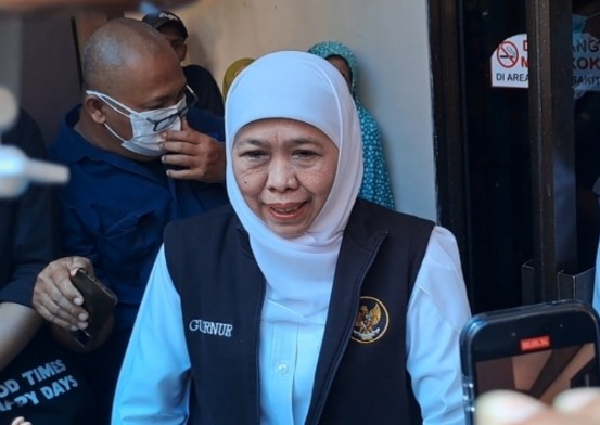 FOTO: Gubernur Jawa Timur, Khofifah Indar Parawansa, saat meninjau langsung pasien campak di RSUD dr. H. Moh. Anwar, @by_News9.id