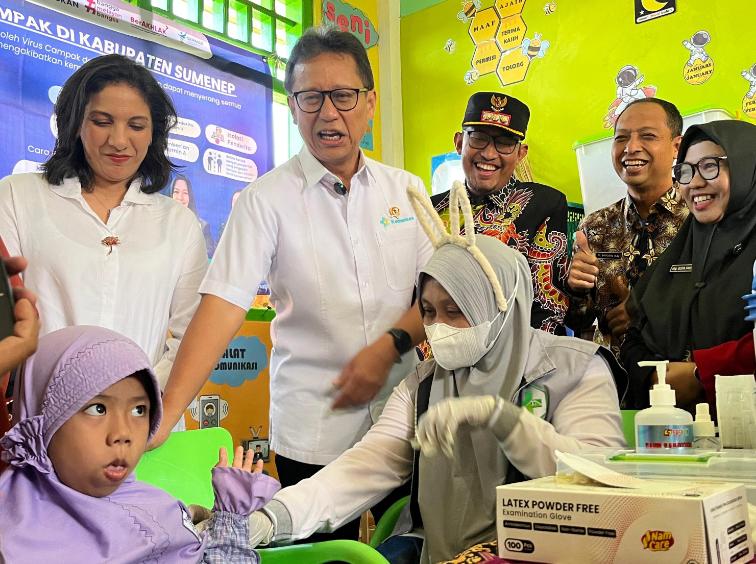 FOTO: Menkes Budi saat meninjau kegiatan imunisasi di TK Islam Integral Qurrota A’yun, Desa Marengan Daya, Kecamatan Kota Sumenep. @by_News9.id