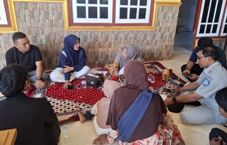 FOTO: Kepala Jasa Raharja Cabang Pamekasan, Ahmad Saiful Parma,di dampingi Kepala Unit Sampang saat mendatangi keluarga korban. Usai Audensi Bersama Ampas. Kamis (31/7), @by_News9.id