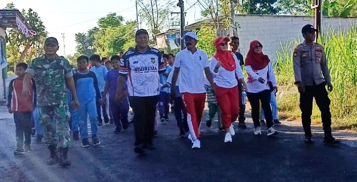 FOTO: Pemdes Aengbaja Kenek, saat jalan jalan sehat bersama warga. @by_News9.id