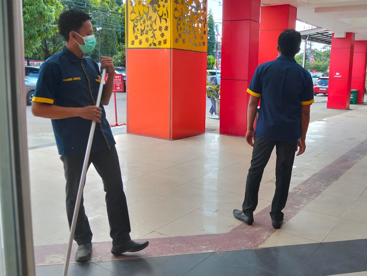 FOTO: Optimalisasi peran tenaga cleaning service, hingga pelaksanaan sterilisasi berkala di ruang perawatan, IGD, maupun fasilitas umum, RSUD dr. H. Moh. Anwar. @by_News9.id