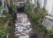 Selokan di Kelurahan Pajagalan Kota Sumenep Penuh Sampah