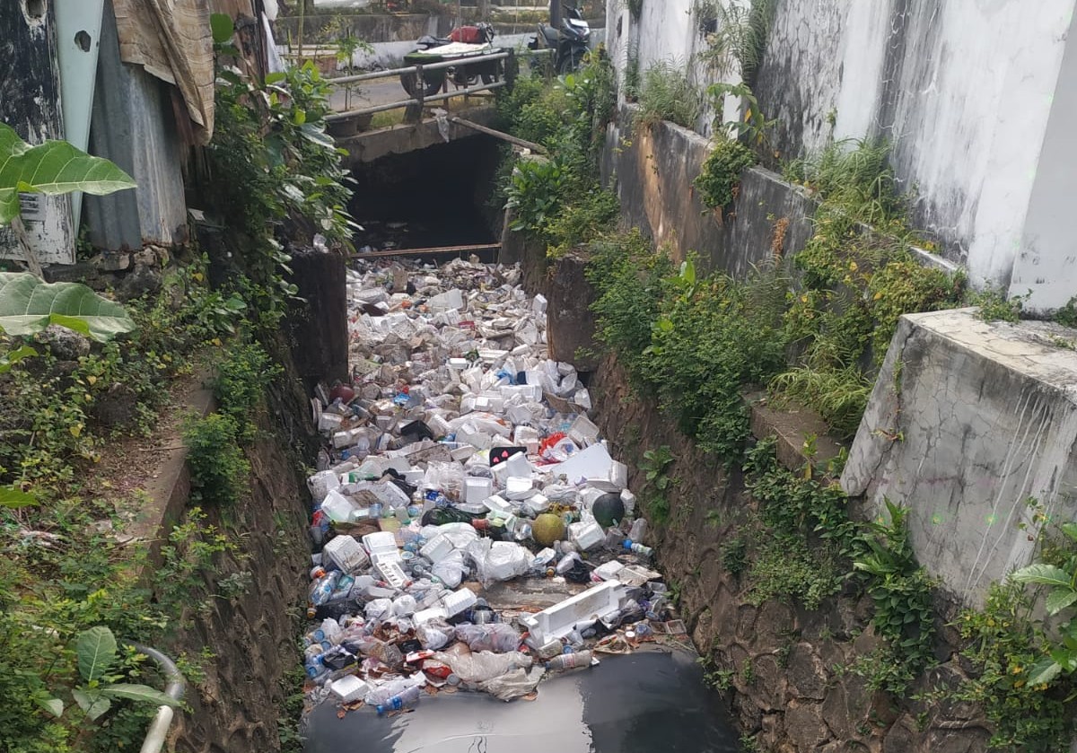 FOTO: Lokasi selokan tumpukan sampah di areal utara kantor Donas Sosial Kabupaten Sumenep. @by_News9.id