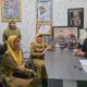 FOTO: Plt Kepala Dinkes dan KB Kabupaten Sampang, dr Dwi Herlinda Lusi Harini, saat menemui DR Solehoddin SH MH. @by_News9.id