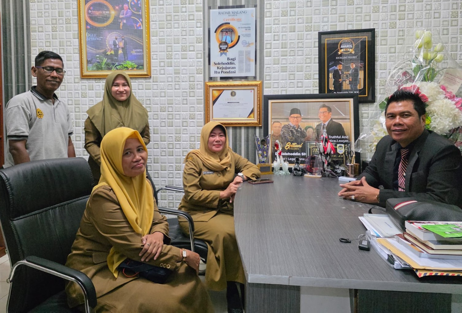 FOTO: Plt Kepala Dinkes dan KB Kabupaten Sampang, dr Dwi Herlinda Lusi Harini, saat menemui DR Solehoddin SH MH. @by_News9.id