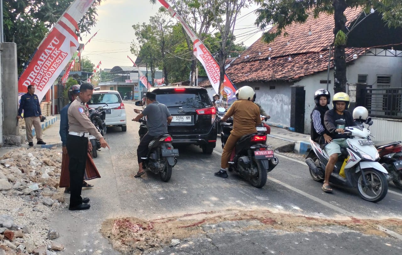 FOTO: Anggota Satlantas Polres Sampang saat dilokasi kecelakaan yang melibatkan dua sepeda motor jenis Honda PCX dengan nomor polisi M 6319 NG dan M 6722 NJ. @by_News9.id