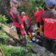FOTO: Petugas kebersihan dari DLH Sumenep saat melakukan aksi bersih-bersih tumpukan sampah di wilayah Keluharan Pajagalan. @by_News9.id