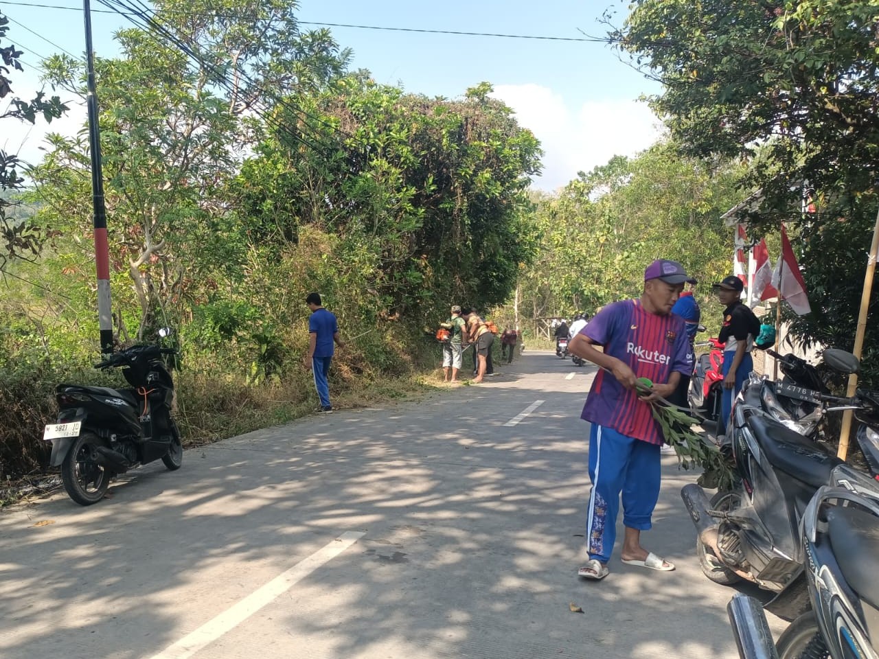 FOTO: Aksi bakti sosial bertajuk "Jumat Bersih-Bersih" yang digelar oleh Gabungan Wartawan dan Aktivis Tambelangan (Gawat) bersama Pemerintah Desa Samaran. @by_News9.d
