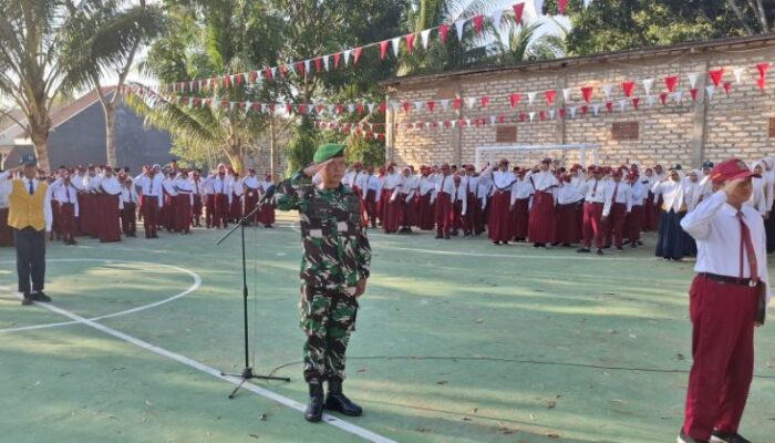 Babinsa Kebunagung Kobarkan Semangat Nasionalisme di SMPI dan SDI Nurul Bayan