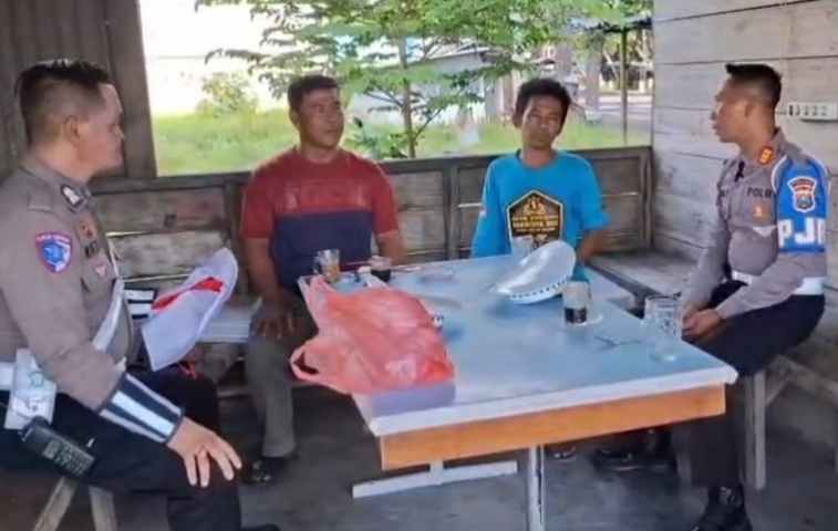 FOTO: Satuan Polisi Jalan Raya (PJR) Ditlantas Polda Jatim V Banyuwangi bersama pengemudi ojek di pangkalan ojek. @by_News9.id