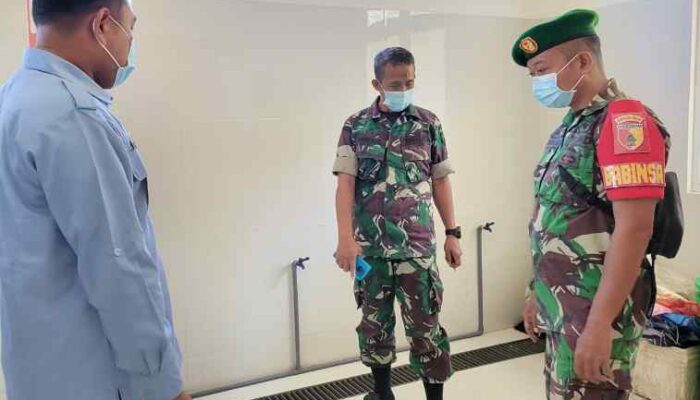 Serda Eko Afriyadi dan Pasiter Letda Inf Santoso Tinjau Dapur Lapangan di Perbatasan Desa Pamolokan