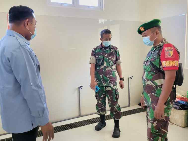 FOTO: Serda Eko Afriyadi (kanan) bersama Pasiter Kodim 0827/Sumenep, Letda Inf Santoso, (tenga) melakukan kunjungan rutin ke Dapur Lapangan di Desa Kebunagung, @by_News9.id