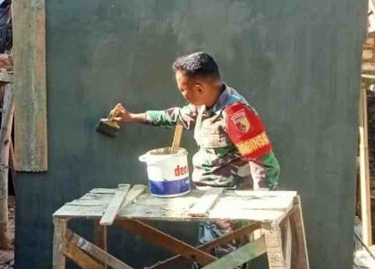 FOTO: Serda Eko Afriyadi, saat meninjau pelaksanaan pekerjaan bantuan jambanisasi di Desa Kacongan. @by_News9.id