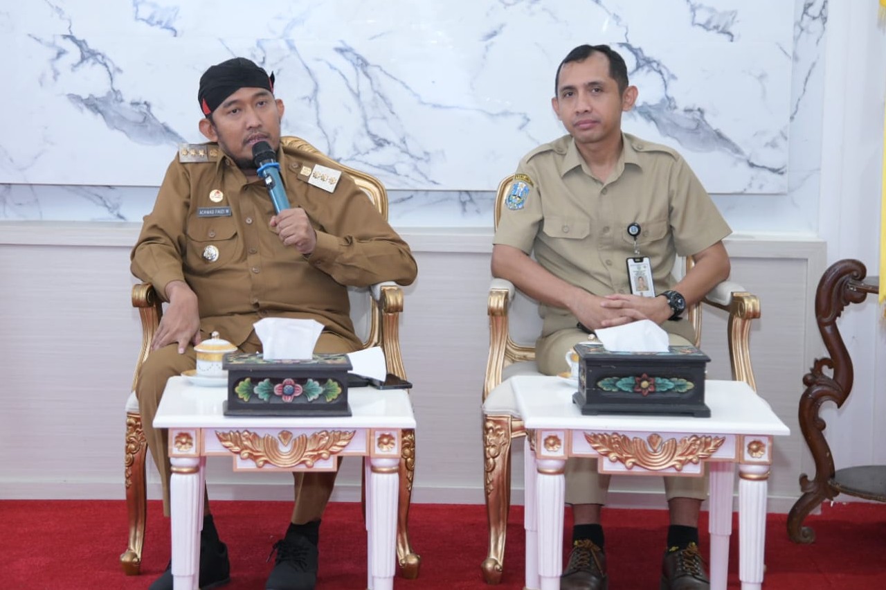 FOTO: Bupati Fauzi, (kiri) saat evaluasi peninjauan lapangan Penganugerahan Inovasi Daerah dan Inovasi Teknologi 2025 di Rumah Dinas Bupati setempat.
