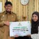 FOTO: Bupati Sumenep saat memberikan bantuan beasiswa kepada Nanda Balqis, mahasiswi semester tujuh UIN Madura asal Desa Gapurana. @by_News9.id
