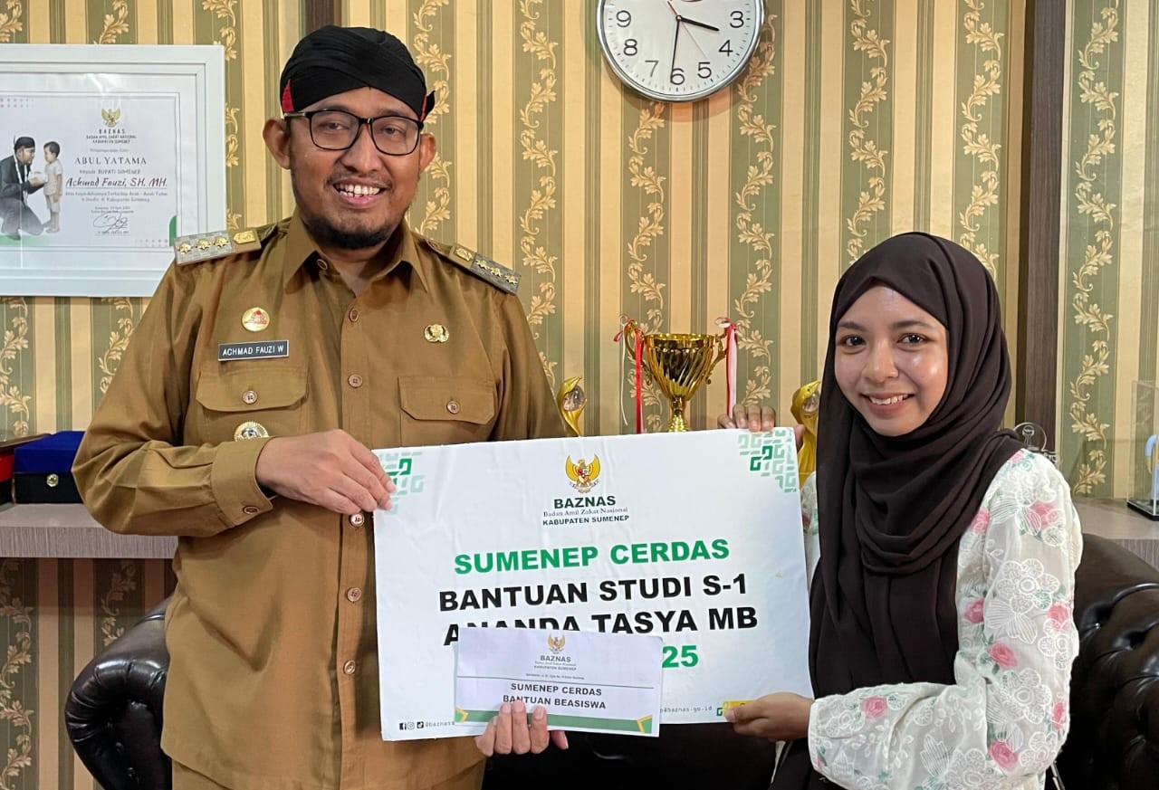 FOTO: Bupati Sumenep saat memberikan bantuan beasiswa kepada Nanda Balqis, mahasiswi semester tujuh UIN Madura asal Desa Gapurana. @by_News9.id