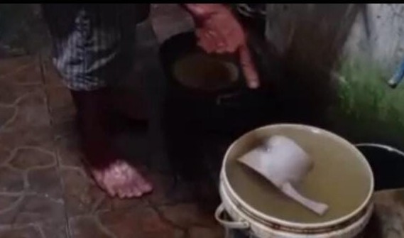 FOTO: Sampel air sumur warga untuk diuji di DLH. @by_News9.id