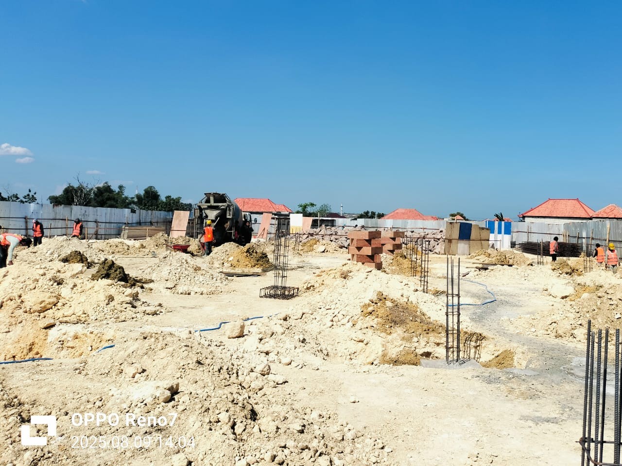 FOTO: Lokasi proyek Laboratorium Kesehatan Daerah (Labkesda) yang memakan anggaran Rp8,07 miliar. di jalan Halim perdana kusuma Sampang. @by_News9.id