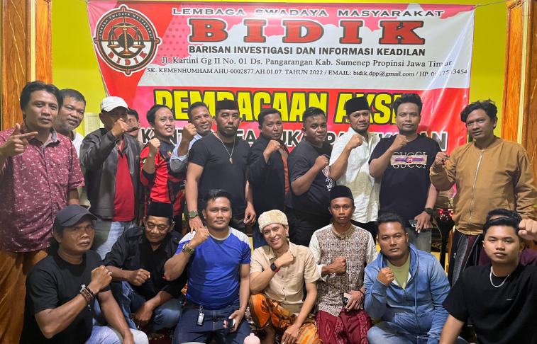 FOTO: BIDIK bersama para pentolan organisasi usai pembacaan rencana aksi di Jl. Kartini, Pangarangan, Kabupaten Sumenep. @by_News9.id