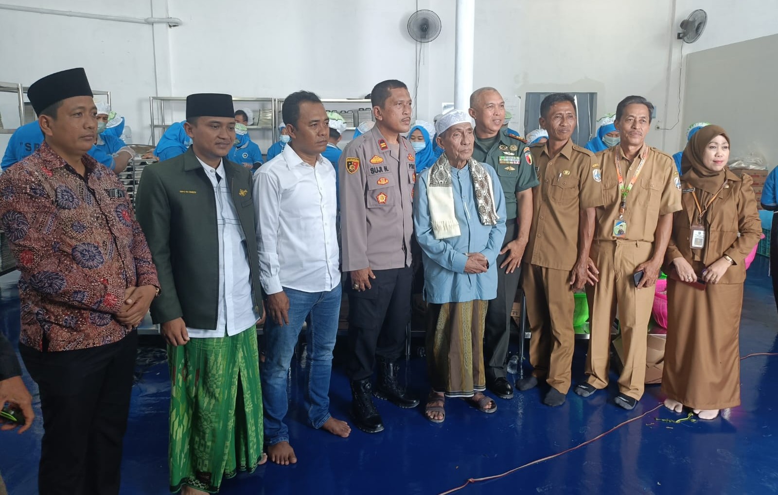 FOTO: Pemilik Dapur Yayasan Gembira, Toga, forkopimcam di desa Sogiyen. Selasa (13/8). @by_News9.id