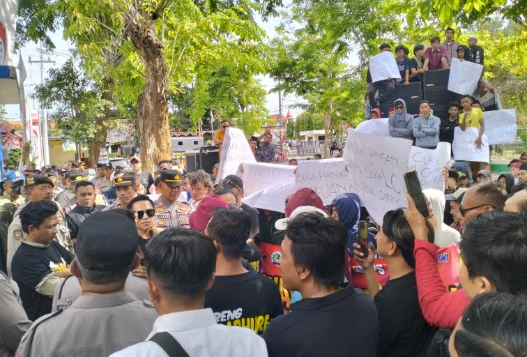 FOTO: Ratusan massa dari Gerakan Masyarakat Peduli Madura (GMPM) saat melakukan aksi ke Kantor Bea Cukai Pamekasan. @by_News9.id